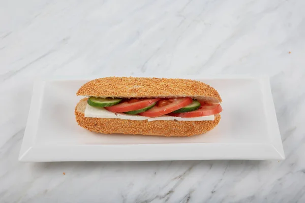 Sanduíche Baguete Vegetariano Fresco Com Queijo Pepino Tomate Salada Sanduíche — Fotografia de Stock