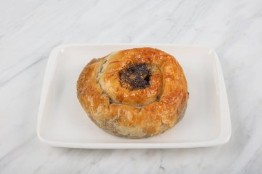 Ispanak acmalı. Nigella tohumlu ev yapımı Türk pogacası. Taze sırtı dönük çörekler.