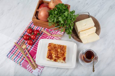 Türk Su Borek veya Burek. Türk pastası. Geleneksel Türk mutfağı lezzetleri. Yerel adı Su Boregi.