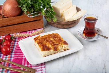Türk Su Borek veya Burek. Türk pastası. Geleneksel Türk mutfağı lezzetleri. Yerel adı Su Boregi.