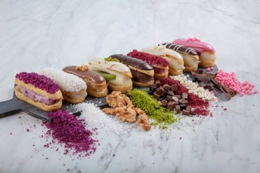 Özel durumlar için hazır, lezzetli ve güzel çikolatalı küçük kek ekler pastası. Yumurta Makarnası. Fıstık tozlu çikolatalı çörek..