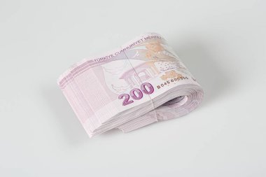 Türk Lirası banknotu. Beyaz arkaplanda 200 Türk lirası izole edilmiş.