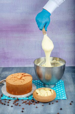 Pasta yapmak. Karıştırıcıda ev yapımı kekler için krema yapıyorum. Pasta yapmak, spatula kullanmak. Ev yapımı fırın pişirme konsepti..