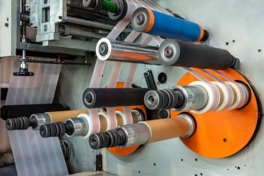 Kesme bıçaklı rotary die makinası. Koli bandı üretimi. Koli bandı üretimi. Fabrika, endüstri ve teknoloji alanında ambalaj hattı için modern makine.