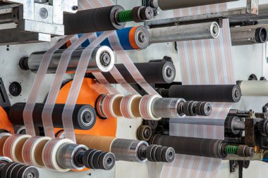Kesme bıçaklı rotary die makinası. Koli bandı üretimi. Koli bandı üretimi. Fabrika, endüstri ve teknoloji alanında ambalaj hattı için modern makine.
