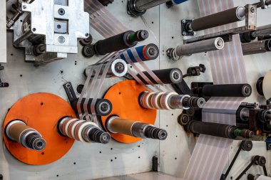 Kesme bıçaklı rotary die makinası. Koli bandı üretimi. Koli bandı üretimi. Fabrika, endüstri ve teknoloji alanında ambalaj hattı için modern makine.