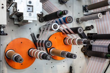 Kesme bıçaklı rotary die makinası. Koli bandı üretimi. Koli bandı üretimi. Fabrika, endüstri ve teknoloji alanında ambalaj hattı için modern makine.