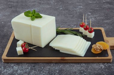 Kashar peyniri ya da kaşkaval peyniri. Dilimlenmiş Çedar Peyniri. Gurme peynir. yerel adı taze kasar peyniri