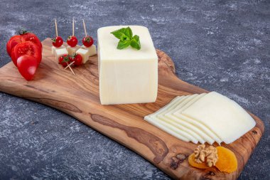 Kashar peyniri ya da kaşkaval peyniri. Dilimlenmiş Çedar Peyniri. Gurme peynir. yerel adı taze kasar peyniri