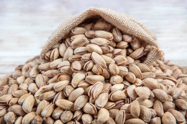 Fıstıklı fındık. Kavrulmuş ve tuzlanmış fıstık kabuğunda (doku, arkaplan). Fıstık arkaplan olarak lezzetli şam fıstığı, şam fıstığı dokusu olarak. düz yat