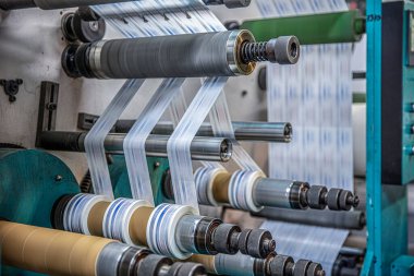 Kesme bıçaklı rotary die makinası. Koli bandı üretimi. Koli bandı üretimi. Fabrika, endüstri ve teknoloji alanında ambalaj hattı için modern makine.
