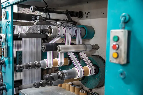 Kesme bıçaklı rotary die makinası. Koli bandı üretimi. Koli bandı üretimi. Fabrika, endüstri ve teknoloji alanında ambalaj hattı için modern makine.