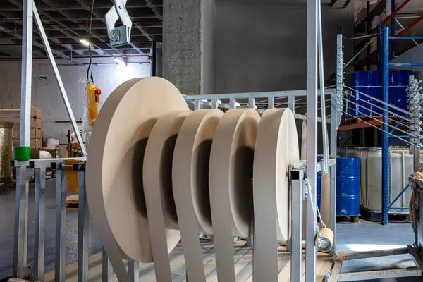 紙管コア 鉄鋼金属エンジン 産業製造工場での操業プロセス中の技術メーカーのための接着機 生の製品装置 倉庫内の段ボール貨物 — ストック写真