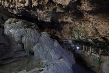 Pamukkale yakınlarında kalsiyum travertinli Kaklik mağarası. Kaklik Mağarası Denizli kenti, Türkiye.