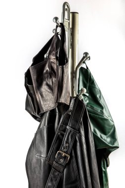 Farklı renkte deri ceketlerin yeni koleksiyonu. Dükkandaki askılarda deri ceketler var. Modern baharın renkli arka planı, sonbahar kıyafetleri. Mevsimlik giysiler indirimde..