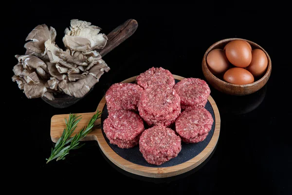 Albóndigas Carne Cruda Hechas Con Varios Picantes Caseros Carne Res —  Fotos de Stock