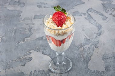 Cam bardakta taze çilekli manolya tatlısı, ev yapımı sütlü tatlı konsepti.