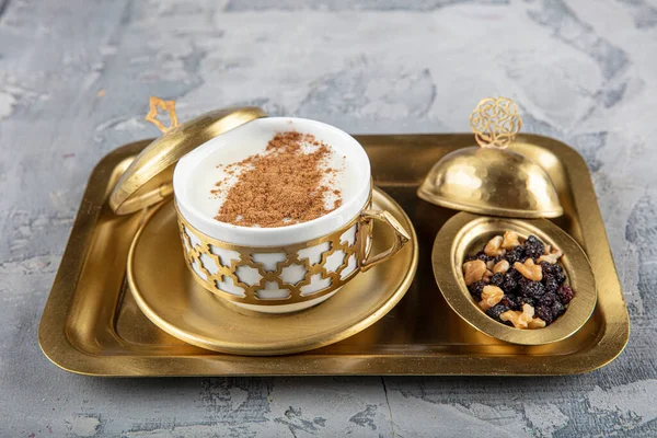 Türkischer Salep Einem Kupfertablett Set Sahlep Trinken Mit Zimt Und — Stockfoto