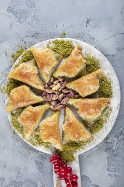Türk geleneksel Ramazan tatlısının kapatılması - başka bir baklava tipinin önünde şam fıstıklı (Türkçe: Sobiyet baklava) baklava. Bayram mübareği. Ramazan bayrami. Ramazan Kareem.