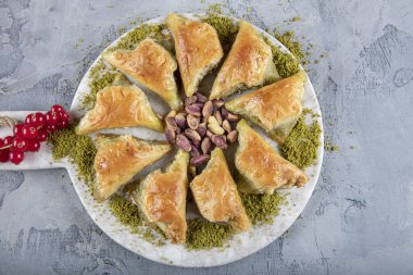 Türk geleneksel Ramazan tatlısının kapatılması - başka bir baklava tipinin önünde şam fıstıklı (Türkçe: Sobiyet baklava) baklava. Bayram mübareği. Ramazan bayrami. Ramazan Kareem.