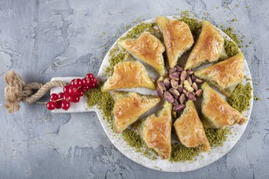 Türk geleneksel Ramazan tatlısının kapatılması - başka bir baklava tipinin önünde şam fıstıklı (Türkçe: Sobiyet baklava) baklava. Bayram mübareği. Ramazan bayrami. Ramazan Kareem.