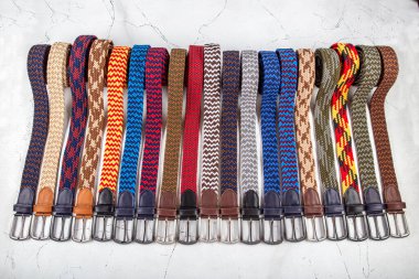 Koyu renkli metal tokalı, modaya uygun elastik erkek kemerleri..