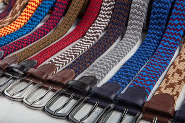 Koyu renkli metal tokalı, modaya uygun elastik erkek kemerleri..