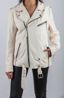 Moda tarzı, moda kadın kıyafetleri, renk kombinasyonu. Beyaz arka planda deri ceketli güzel esmer kız. Modern moda kadın kıyafetleri.. 
