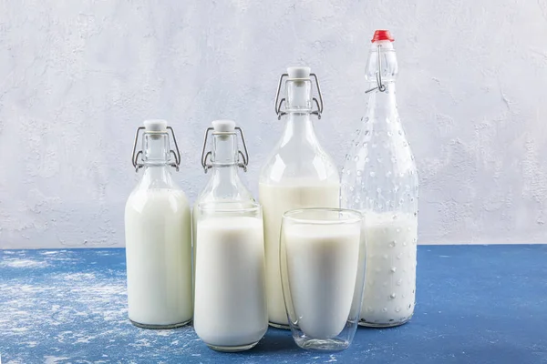 Reine Milchgetränke Klaren Gläsern Und Flaschen Sind Natürlich Gesunde Lebensmittel — Stockfoto