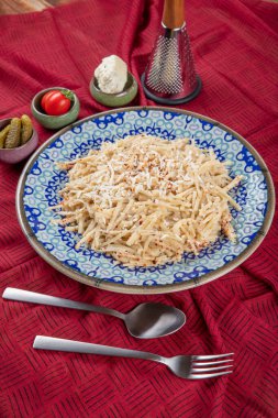 Türk usulü peynirli makarna (Türkçe: Peynirli eriste makarna). Geleneksel Türk Mutfağından Eriste.