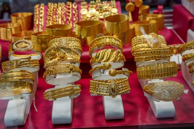 İstanbul, Türkiye - 28 Kasım 2021; Bir kuyumcunun vitrinindeki altın aksesuarlar. Mücevherler mücevher vitrininde..