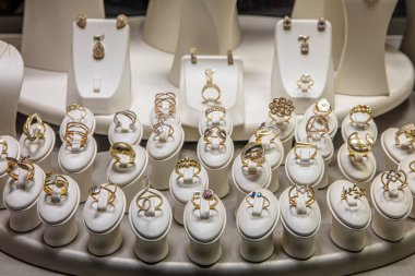 İstanbul, Türkiye - 28 Kasım 2021; Bir kuyumcunun vitrinindeki altın aksesuarlar. Mücevherler mücevher vitrininde..