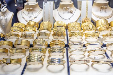 İstanbul, Türkiye - 28 Kasım 2021; Bir kuyumcunun vitrinindeki altın aksesuarlar. Mücevherler mücevher vitrininde..