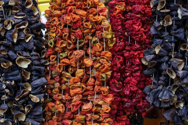  Geleneksel yollarla kurutulmuş sebzeler ipliklere asılır ve sokağa asılır. Kurutulmuş kırmızı sıcak ve tatlı biber, patlıcan.