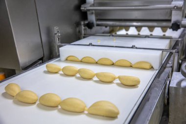 Tatlı üretim fabrikasında sekerpare tatlı üretimi. Tepside lezzetli Türk usulü tatlı sekerpare. Türk Ramazanı tatlı Sekerpare.