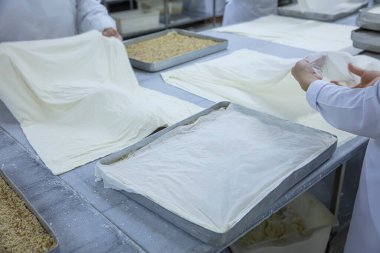 Baklava yapımı. Baklava tatlı hazırlama aşamaları. Şef geleneksel Baklava tatlısı yapıyor..