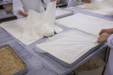 Baklava yapımı. Baklava tatlı hazırlama aşamaları. Şef geleneksel Baklava tatlısı yapıyor..