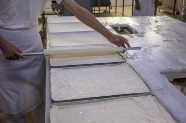 Baklava yapımı. Baklava tatlı hazırlama aşamaları. Şef geleneksel Baklava tatlısı yapıyor..