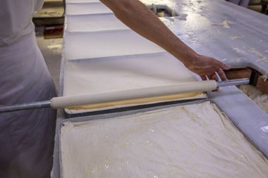 Baklava yapımı. Baklava tatlı hazırlama aşamaları. Şef geleneksel Baklava tatlısı yapıyor..