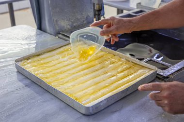 Baklava yapımı. Baklava tatlı hazırlama aşamaları. Şef geleneksel Baklava tatlısı yapıyor..