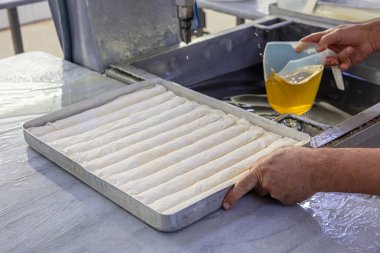 Baklava yapımı. Baklava tatlı hazırlama aşamaları. Şef geleneksel Baklava tatlısı yapıyor..