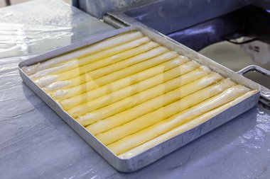 Baklava yapımı. Baklava tatlı hazırlama aşamaları. Şef geleneksel Baklava tatlısı yapıyor..