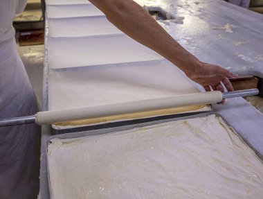 Baklava yapımı. Baklava tatlı hazırlama aşamaları. Şef geleneksel Baklava tatlısı yapıyor..