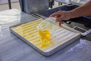Baklava yapımı. Baklava tatlı hazırlama aşamaları. Şef geleneksel Baklava tatlısı yapıyor..