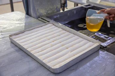 Baklava yapımı. Baklava tatlı hazırlama aşamaları. Şef geleneksel Baklava tatlısı yapıyor..