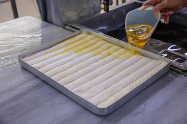 Baklava yapımı. Baklava tatlı hazırlama aşamaları. Şef geleneksel Baklava tatlısı yapıyor..