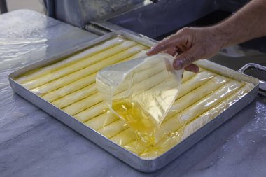 Baklava yapımı. Baklava tatlı hazırlama aşamaları. Şef geleneksel Baklava tatlısı yapıyor..