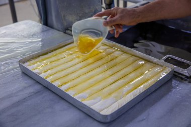Baklava yapımı. Baklava tatlı hazırlama aşamaları. Şef geleneksel Baklava tatlısı yapıyor..