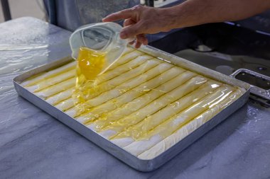 Baklava yapımı. Baklava tatlı hazırlama aşamaları. Şef geleneksel Baklava tatlısı yapıyor..