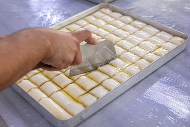 Baklava yapımı. Baklava tatlı hazırlama aşamaları. Şef geleneksel Baklava tatlısı yapıyor..
